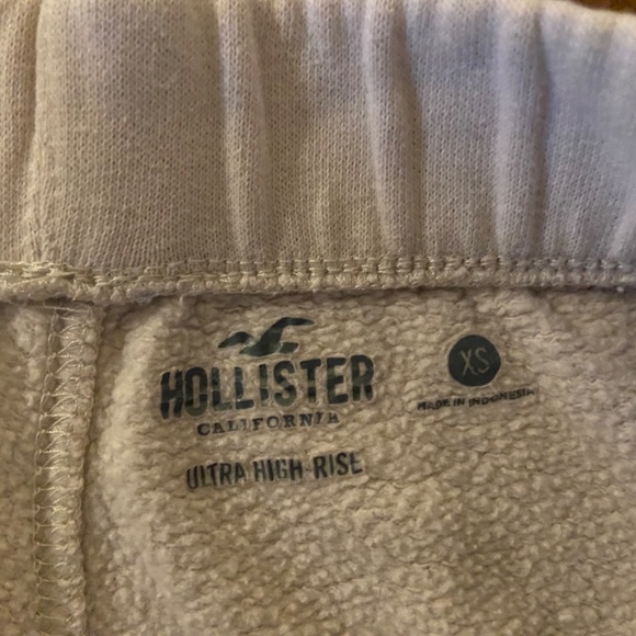 Hollister Extra High Rise Shorts - Picture 2 of 2